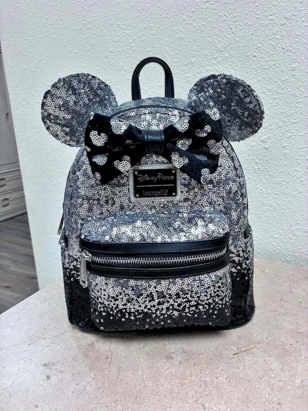 Loungefly Minnie Mouse Sequined Loungefly Mini Backpack – Silver and Black